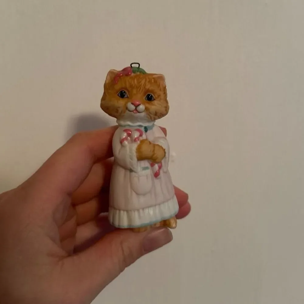 Hallmark Keepsake 1991 Christmas Kitty Cat Porcelain Ornament Trinket